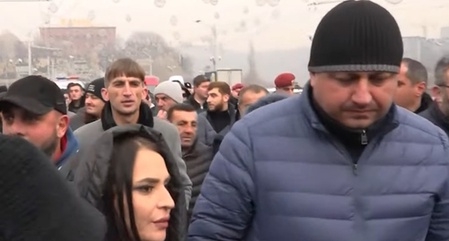 Участники акции протеста рыбоводов в Ереване, стоп-кадр видео канала NEWS AM https://www.youtube.com/watch?v=opI1_npNCes