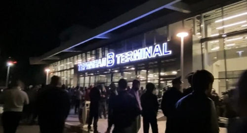Беспорядки в аэропорту Махачкалы. Скриншот видео РИА "Новости".