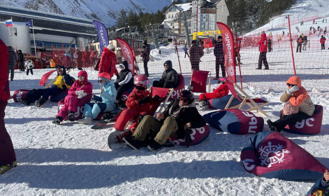 Туристы на курорте "Эльбрус". Фото из Telegram-канала курорта от 06.01.24, https://t.me/elbrusresort/3797