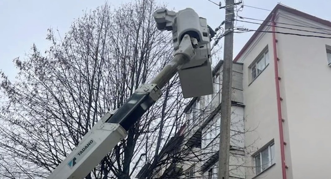 Ремонт уличного светильника на улице Байсултанова в Нальчике. Кадр видео ЦУР Кабардино-Балкарии https://t.me/tsur_07/2343