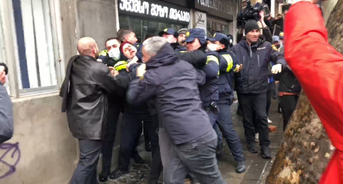 Сотрудники полиции во время выселения людей из дома на улице Кекелидзе. 23 января 2024 г. Скриншот видео Paper Kartuli, https://t.me/paperkartuli/9649