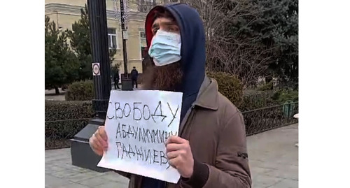 Неизвестный мужчина провел в Махачкале одиночный пикет в поддержку арестованного Абдулмумина Гаджиева. Махачкала, 29 января 2024 г. Скриншот видео Телеграм-канал "Черновик"