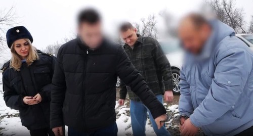 Человек (справа), стрелявший в Ивана Карпенко дает показания. Скриншот видео : ГУ МВД по Краснодарскому краю
