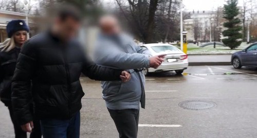 Человек (справа), стрелявший в Ивана Карпенко дает показания. Скриншот видео : ГУ МВД по Краснодарскому краю