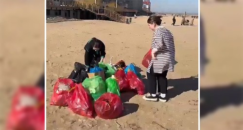 Махачкалинцы очищают пляж от мусора. Кадр из видео https://www.instagram.com/p/C3K6NnJtDLH/ (деятельность компании Meta (владеет Facebook, Instagram и WhatsApp) запрещена в России)