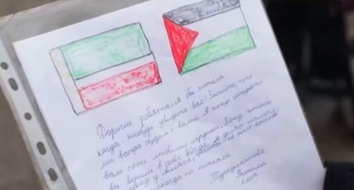Письмо девочки из Чечни, адресованное детям беженцев из Палестины. Кадр из видео https://www.instagram.com/p/C3cBpGqxAax/?hl=ru