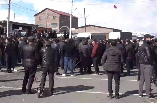 Участники акции протеста перекрыли автотрассу в Армении. 21 февраля 2024 г. Скриншот из видео на YouTube-канале News.am