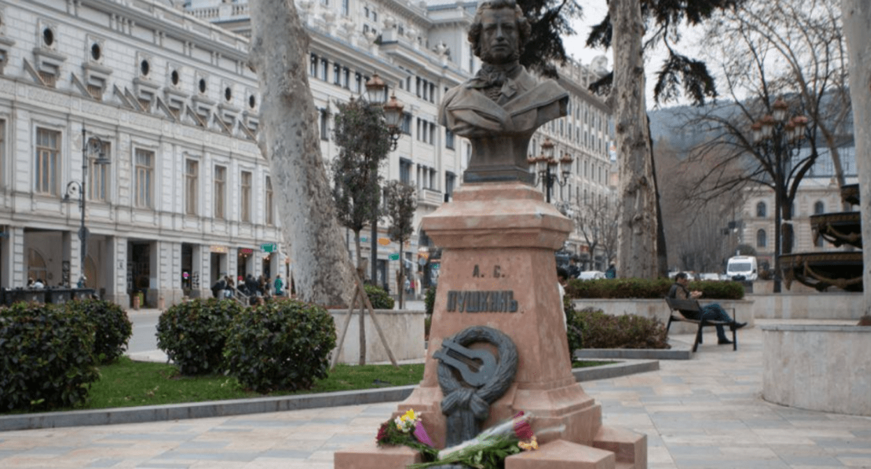 У памятника Пушкину в Тбилиси осталось лишь несколько букетов. Фото Paper Kartuli от 06.03.24, https://t.me/paperkartuli/10907