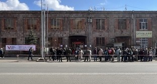 Российские эмигранты провели акцию около избирательного участка в Гюмри