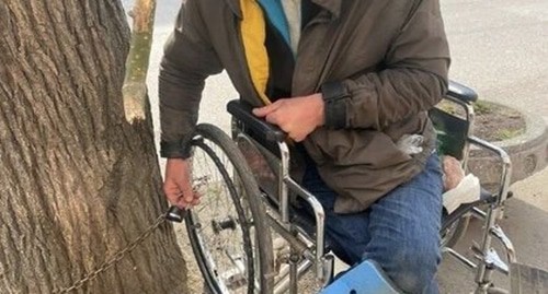Прикованный к дереву инвалид в Кисловодске, стоп-кадр видео https://www.ntv.ru/novosti/2818219/?ysclid=lu11uyi73f109716418