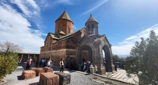 Беженцы из Нагорного Карабахе отметили Святую Пасху. Монастырь Хор Вирап. 31 марта 2024 года, фото Алвард Григорян для "Кавказского узла".