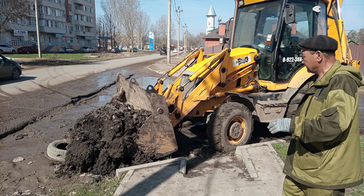 Кавказский Узел | Астраханцы самостоятельно отремонтировали улицу