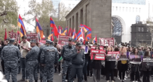 Участники акции у здания МИД Армении. Стоп-кадр видео из YouTube-канала 168.am от 08.04.24.