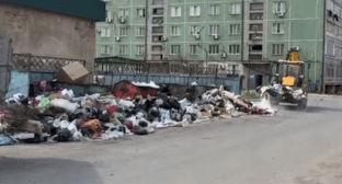 Уборка мусора в Махачкале. Стоп-кадр видео из Telegram-канала МБУ "Махачкала 1"от 07.04.24, https://t.me/mbumkala1/1493
