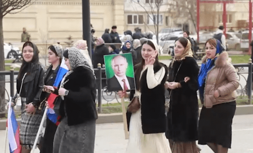 Участницы митинга в поддержку Путина в Чечне. Стоп-кадр видео из Telegram-канала Рамзана Кадырова от 10.03.24, https://t.me/RKadyrov_95/4579