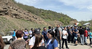 Протестующие против делимитации армяно-азербайджанской границы заблокировали автодорогу Ереван – Бавра. Фото: Armenia Today https://armeniatoday.news/politics-ru/736543/