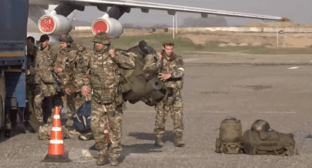 Бойцы из Чечни отправляются в зону СВО. Стоп-кадр видео из Telegram-канала Рамзана Кадырова от 02.04.23, https://t.me/RKadyrov_95/4635