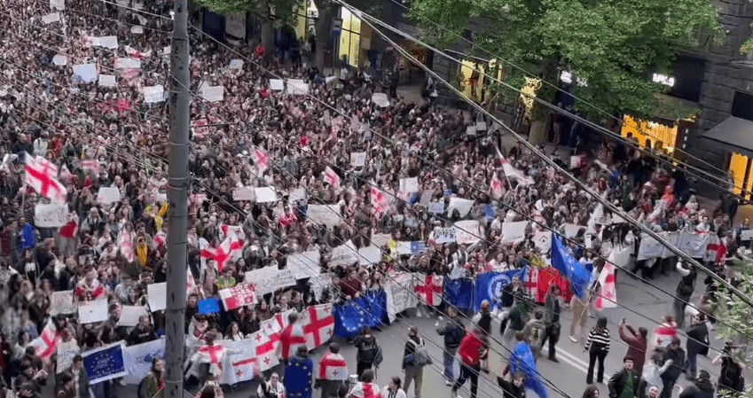 Шествие студентов в Тбилиси. Стоп-кадр видео Publika.ge от 13.05.24, https://www.facebook.com/publika.ge/videos/7108052499295390 (деятельность компании Meta, которая владеет Facebook, запрещена в России).