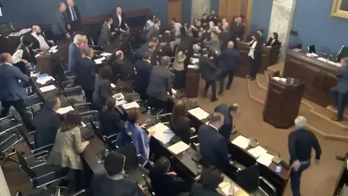 Драка в парламенте Грузии из-за законопроекта об иноагентах. Тбилиси, 15 апреля 2024 г. Скриншот видео с камеры видеонаблюдения в парламенте Грузии