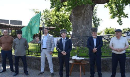 Участники акции памяти жертв Кавказской войны в Сочи. Фото предоставлено "Кавказскому узлу" Анзором Нибо.