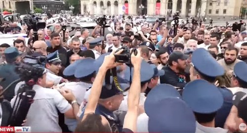 Стычки протестующих с полицией в Ереване, стоп-кадр трансляции канала news.am https://www.youtube.com/watch?v=tXJXKuKOty0