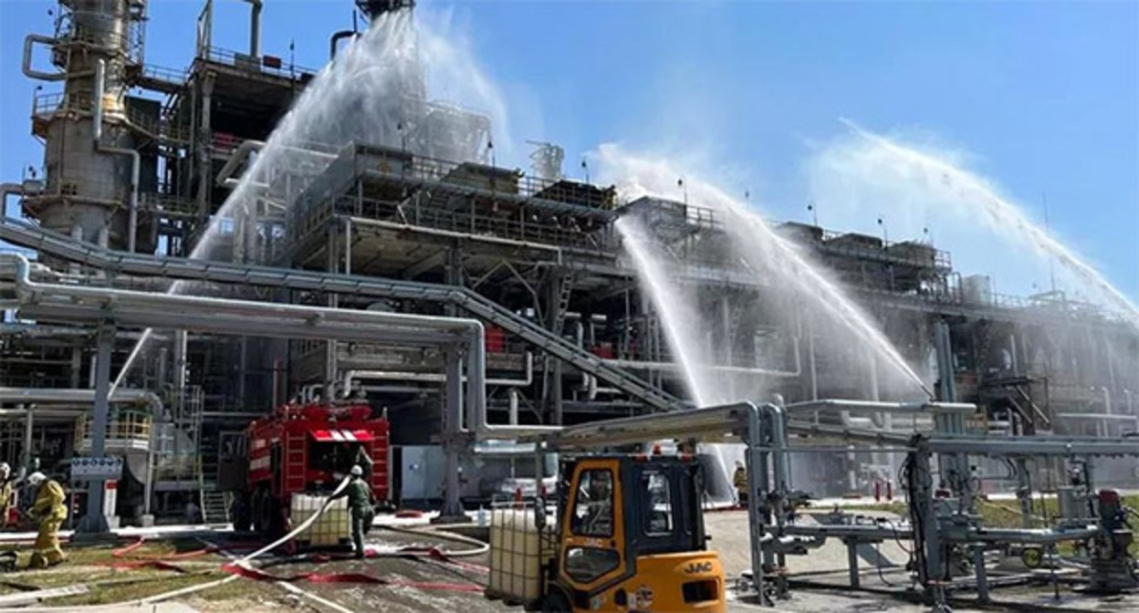 Ликвидация пожара на Новошахтинском нефтезаводе. 6 июня 2024 г. Фото: пресс-служба МЧС по Ростовской области