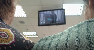 Группа поддержки смотрит трансляцию по видеосвязи, в которой участвует Орлов. Москва, 7 июня 2024 г.