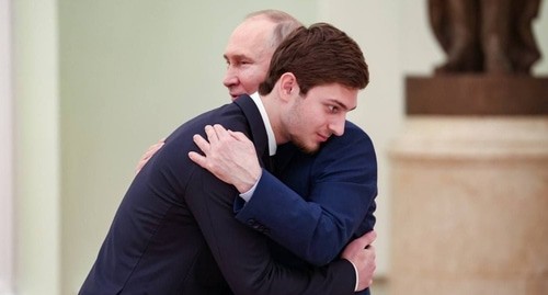 Владимир Путин и Али Кадыров. Фото из телеграм-канала Рамзана Кадырова https://t.me/RKadyrov_95/4837