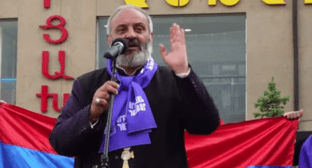 Баграт Галстанян на митинге в Ванадзоре. Стоп-кадр видео News.Am от 08.06.24, https://news.am/rus/news/828036.html