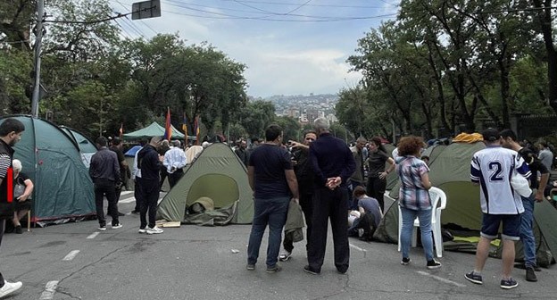 Палатки участников акции на проспекте Баграмяна. 10 июня 2024 г. Фото: Armeniatoday https://armeniatoday.news/politics-ru/754818/