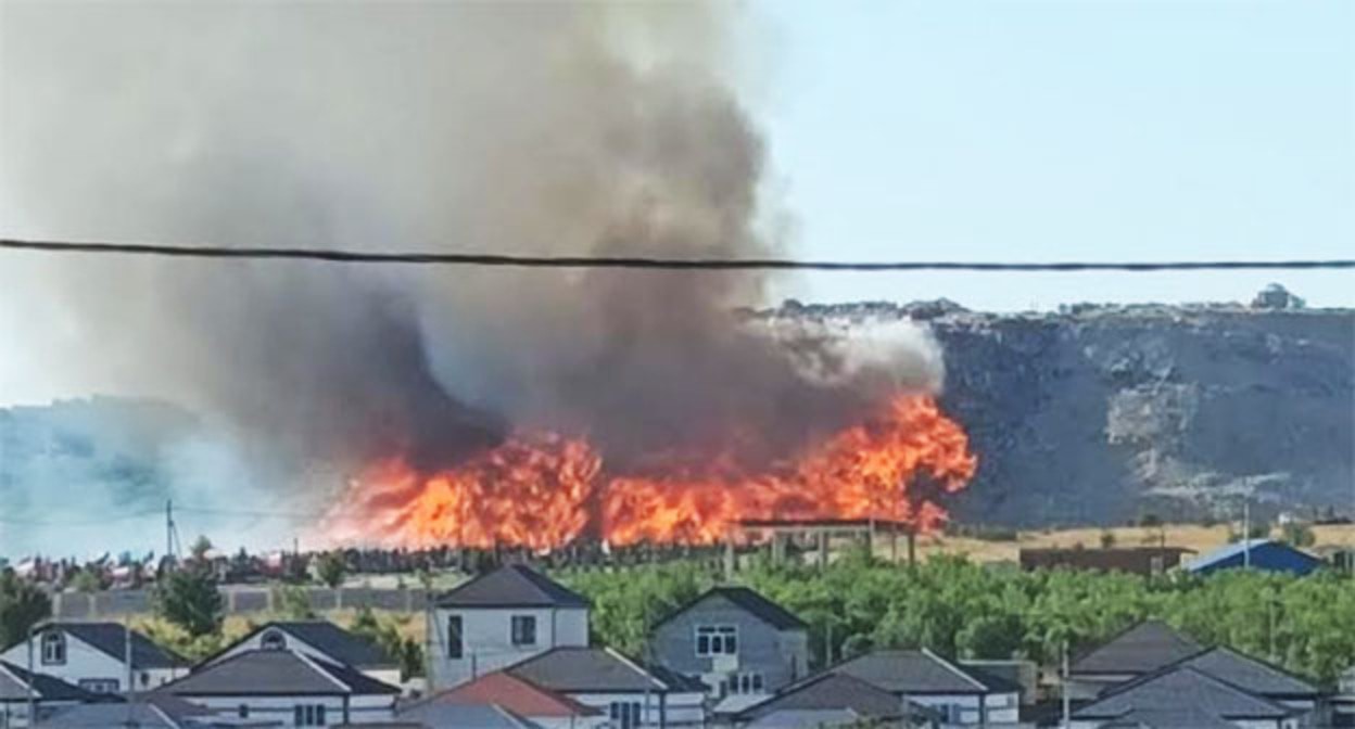 Дым от горящей свалки на горе Щелба. 13 июня 2024 г. Фото корреспондента "Кавказского узла"
