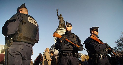 Сотрудники полиции. Франция. Фото: Mstyslav Chernov.https://ru.wikipedia.org 