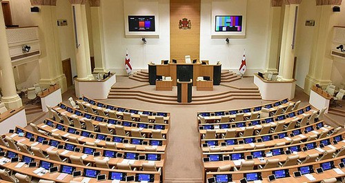 Парламент Грузии. Фото:  https://www.interpressnews.ge https://ru.wikipedia.org