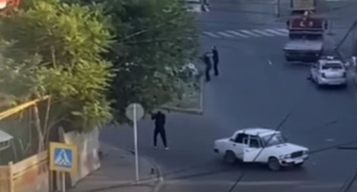 Атака боевиков на синагогу в Дербенте. 23 июня 2024 г. Скриншот видео CBC TV Azerbaijan https://www.youtube.com/watch?v=i-dJMlLeukg