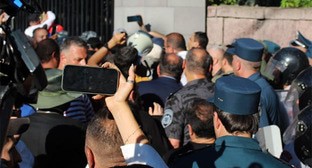 Участники акции протеста и сотрудники полиции. Ереван, 12 июня 2024 г. Фото Тиграна Петросяна для "Кавказского узла"