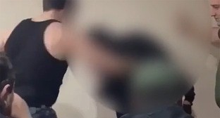 Силовик избивает задержанного. Кадр из видео https://t.me/nujnaiagazeta/10628