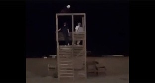 Подростки на смотровой вышке на пляже в Дербенте. Кадр из видео https://vk.com/wall-74219800_2462549