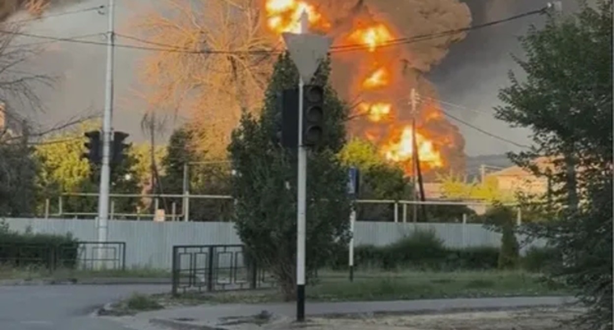 Пожар на нефтебазе, стоп-кадр видео https://vk.com/video-66407334_456240736