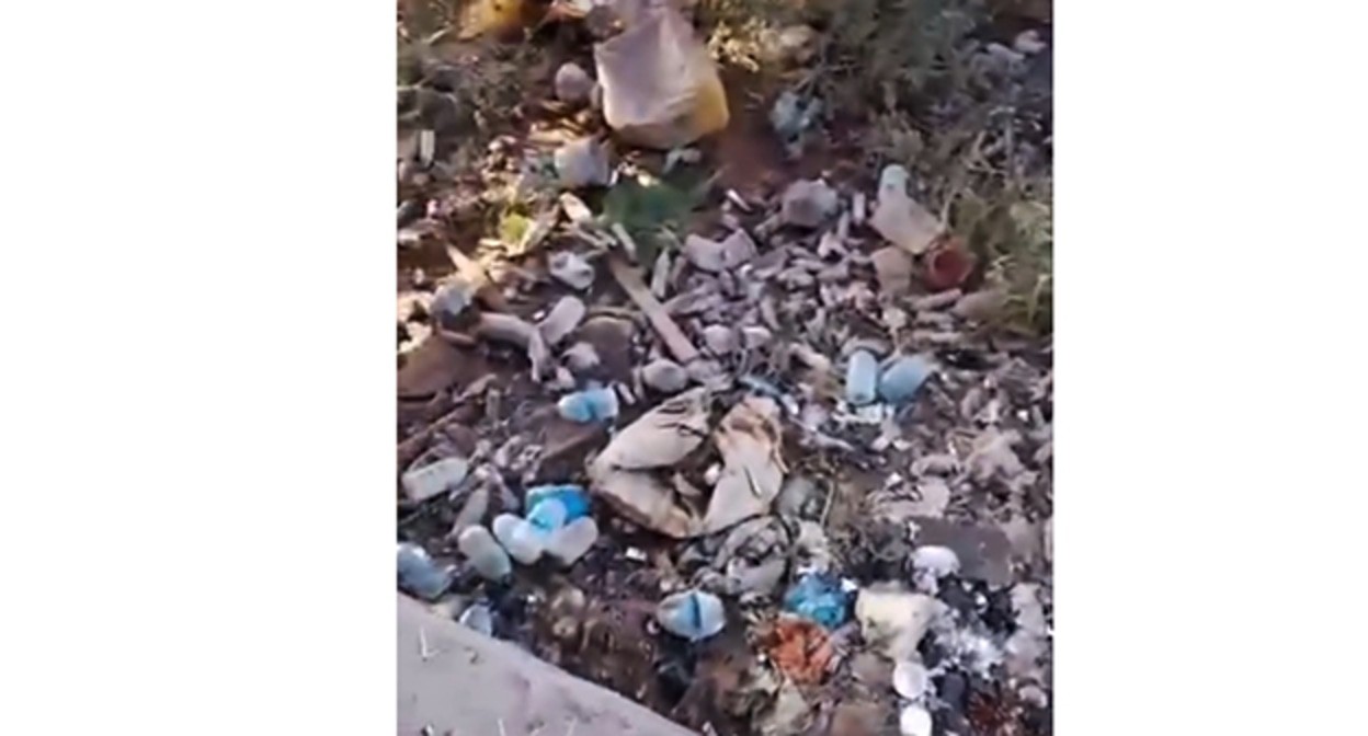 Сброс мусора в реку Ярыксу. Скриншот видео от 9 июля 2024 г. https://www.instagram.com/p/C9MF9QIPpl принадлежит компании Meta деятельность которой запрещена в России