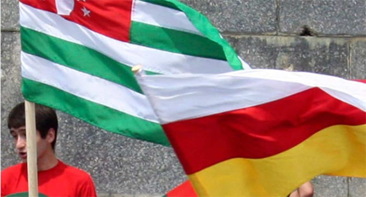 Флаги Абхазии и Южной Осетии. Фото: https://www.newsru.com/russia/21aug2014/levada.html