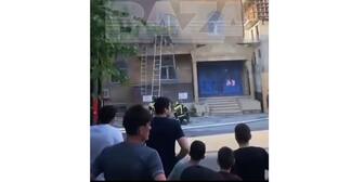 Пожарные прибыли к синагоге Махачкалы. Скриншот видео Baza от 23.06.24, https://t.me/bazabazon/2883