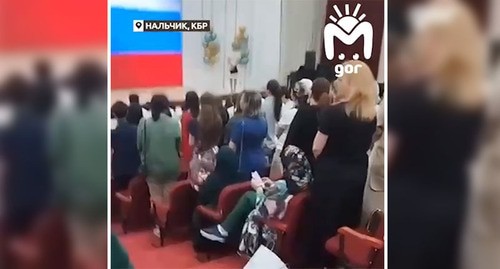 Участники выпускного мероприятия в школе Нальчика. Кадр видео из телеграм-канала Mash Gor https://t.me/mash_gor/5775