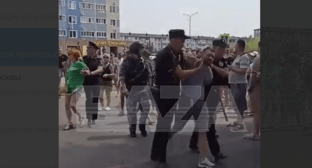 Силовики задержали как минимум двух участников протестов в Краснодаре. Сто-кадр видео из Telegram-канала Baza от 20.07.24,https://t.me/bazabazon/29596