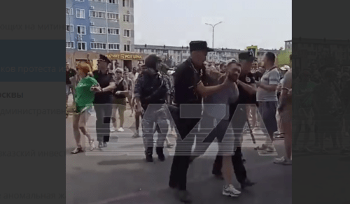 Силовики задержали как минимум двух участников протестов в Краснодаре. Сто-кадр видео из Telegram-канала Baza от 20.07.24,https://t.me/bazabazon/29596