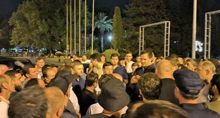 Участники митинга в Абхазии против законопроекта об иноагентах. Кадр из видео https://t.me/nujnaiagazeta/11012