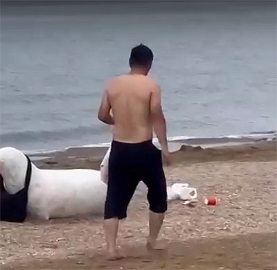 Местный житель собирает мусор на пляже в Дербенте. Кадр из видео https://vk.com/wall-108870974_838194