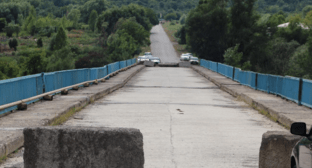 Движение по мосту через Лиахву закрыто. Фото Зарины Санакоевой для "Кавказского узла".