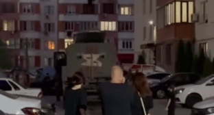 Местные жители у машины силовиков. Скриншот видео "Сапа Кавказ" от 25.07.24, https://t.me/sapakavkaz/2435