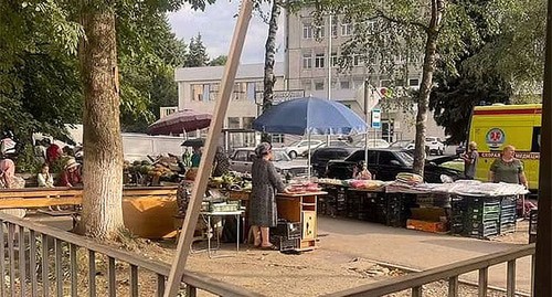 Рынок на улице Ашурова в Нальчике. Скриншот публикации https://www.instagram.com/p/C932oWDNkQy/?img_index=5 (деятельность компании Meta (владеет Facebook, Instagram и WhatsApp) запрещена в России)