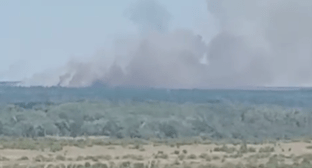 Дым на месте падения самолета. Стоп-кадр видео из Telegram-канала 112 от 27.07.24, https://t.me/ENews112/18401